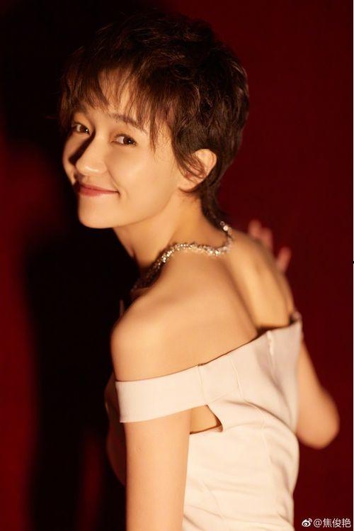 娛樂(lè)吃瓜焦俊艷,從吃瓜群眾到焦點(diǎn)人物，娛樂(lè)圈的蛻變之路