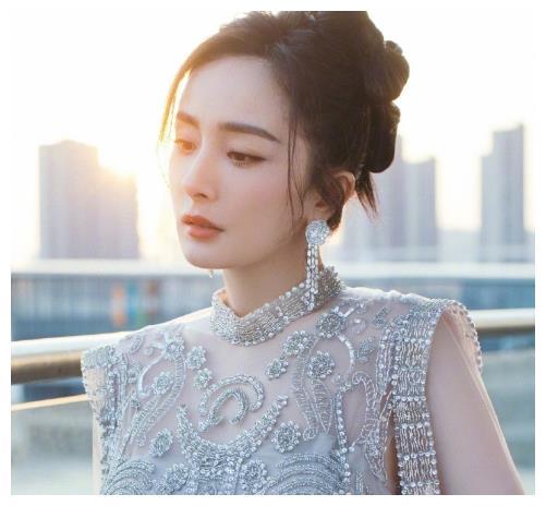 娛樂吃瓜明星頭發(fā),揭秘娛樂圈“瓜王”的發(fā)型演變史